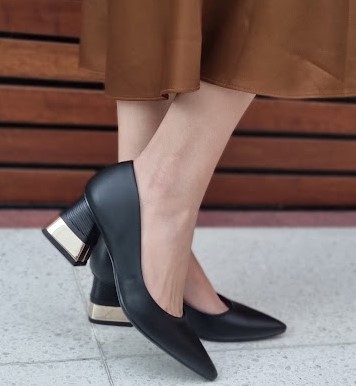 SCARPIN 25201 PRETO / SALTO BAIXO FORRADO / DETALHE DOURADO