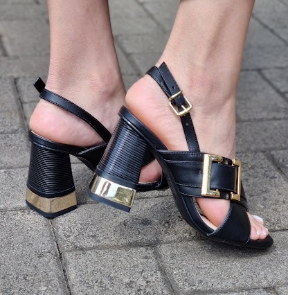 SANDÁLIA 24120 PRETO / FIVELA E DETALHE SALTO DOURADO