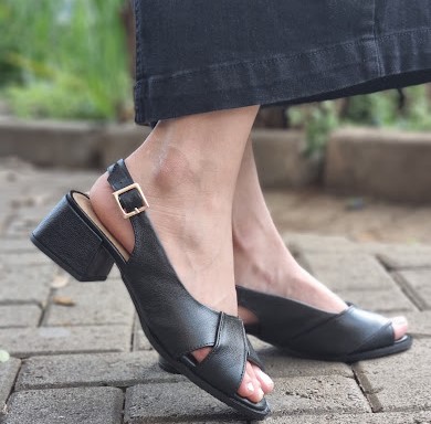 SANDÁLIA EM COURO 415451 PRETO / SALTO FORRADO / FECHO TRASEIRO