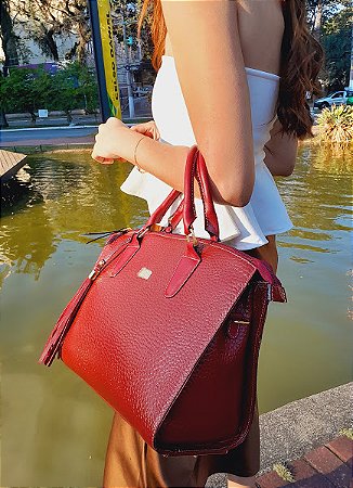 BOLSA EM COURO 1050 BORDÔ TEXTURIZADA / ELEGÂNCIA ANTEMPORAL / ESTILOSA E VERSÁTIL / ALÇAS DUPLAS DE OMBRO E ANTEBRAÇO / COM FORRO 100% ALGODÃO