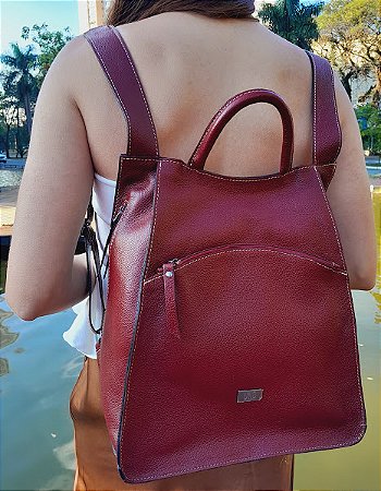 BOLSA MOCHILA EM COURO 1289 BORDÔ / ELEGÃNCIA E PRATICIDADE PARA O SEU DIA / DIVERSOS COMPARTIMENTOS COM FORRO INTERNO  / ZIPER COM PUXADOR EM COURO E ALÇA REGULÁVEL / APOIADOR DE SUPERFÍCIE