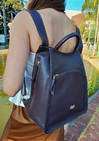 BOLSA MOCHILA EM COURO 1289 / MARINHO / ELEGÂNCIA E PRATICIDADE PARA O SEU DIA / DIVERSOS COMPARTIMENTOS COM FORRO INTERNO 100% ALGODÃO / ZIPER COM PUXADOR EM COURO E ALÇA REGULÁVEL / APOIADOR DE SUPERFÍCIE