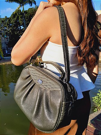 BOLSA EM COURO 1280 VERDE MILITAR / VERSÃO BAUZINHA VERSÁTIL E CONFORTÁVEL  QUE SE ENCAIXA EM DIVERSAS PROPOSTAS / DUAS OPÇÕES DE ALCAS / FORRO 100% ALGODÃO / COM APOIADOR DE SUPERFÍCIE