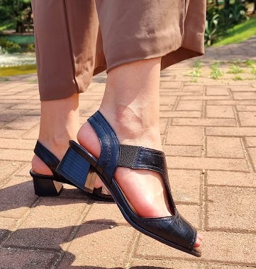SANDÁLIA EM COURO 22667 PRETO TEXTURIZADO / ELÁSTICO PRETO
