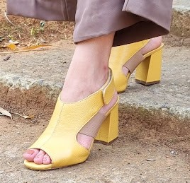SANDÁLIA  EM COURO 205324 MOSTARDA / FECHO EM  VELCRO