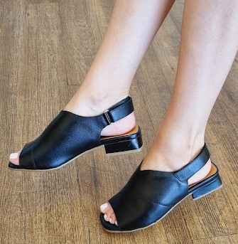 SANDÁLIA EM COURO 139003 PRETO / FECHO EM VELCRO