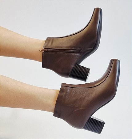 BOTA CONFORTO EM COURO 1070 CAFÉ / FORRAÇÃO INTERNA EM MALHA CACHARREL ACETINADA / PALMILHA MAIS ALTA E MACIA / BICO QUADRADO E SOLADO ANTIDERRAPANTE