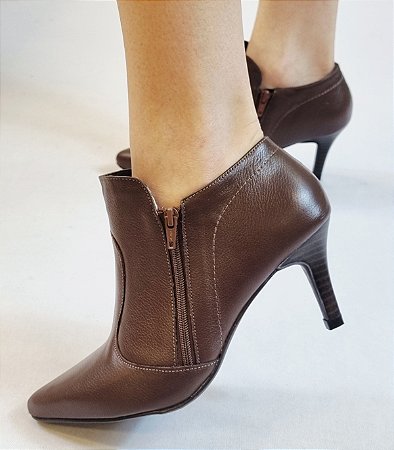 BOTA CONFORTO EM COURO 941267CAFÉ / FORRAÇÃO INTERNA EM MALHA CACHARREL ACETINADA / PALMILHA MAIS ALTA E MACIA / SOLADO ANTIDERRAPANTE