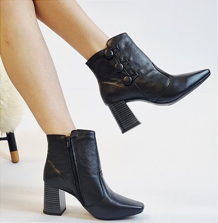 BOTA CONFORTO EM COURO 121485 PRETO / BOTÕES PRETO /  FORRAÇÃO INTERNA EM MALHA CACHARREL ACETINADA / PALMILHA MAIS ALTA E MACIA / SOLADO  EMBORRACHADO