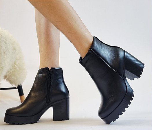 BOTA EM COURO 170077 PRETO  / FORRAÇÃO INTERNA EM MALHA CACHARREL ACETINADA / PALMILHA MAIS ALTA E MACIA / SOLADO TRATORADO