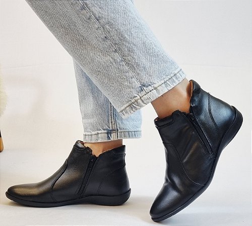 BOTA EM COURO 240011 PRETO / FORRAÇÃO INTERNA EM MALHA CACHARREL ACETINADA / PALMILHA MAIS ALTA E MACIA / SOLADO TÊNIS