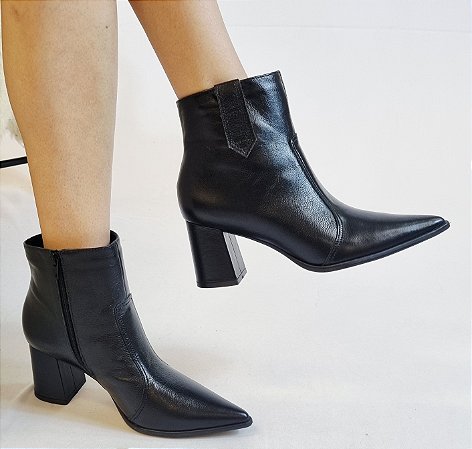 BOTA CONFORTO EM COURO 2025812 PRETO / FORRAÇÃO INTERNA EM MALHA CACHARREL ACETINADA / PALMILHA MAIS ALTA E MACIA  / SOLADO ANTIDERRAPANTE