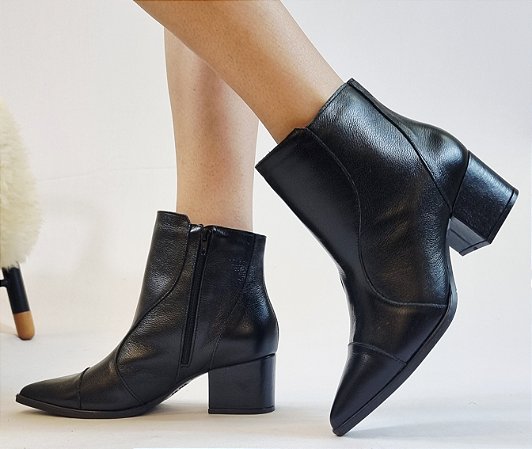 BOTA CONFORTO EM COURO 2125811 PRETO / COSTURAS  / FORRAÇÃO INTERNA EM MALHA CACHARREL ACETINADA / PALMILHA MAIS ALTA E MACIA / SOLADO ATIDERRAPANTE