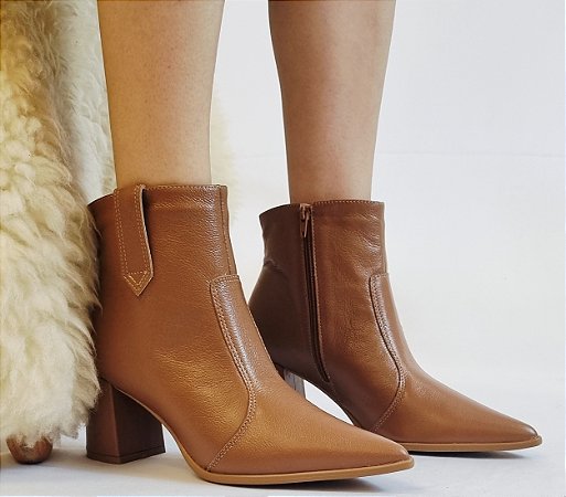 BOTA CONFORTO EM COURO 2025812 CAMEL / FORRAÇÃO INTERNA EM MALHA CACHARREL ACETINADA / PALMILHA MAIS ALTA E MACIA / SOLADO ANTIDERRAPANTE