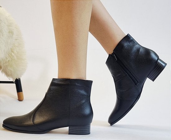 BOTA CONFORTO EM COURO 76986 PRETO CELTA / FORRAÇÃO INTERNA ACOLCHOADA EM MALHA CACHARREL ACETINADA / PALMILHA MACIA MAIS ALTA / SOLADO ANTIDERRAPANTE E EMBORRACHADO