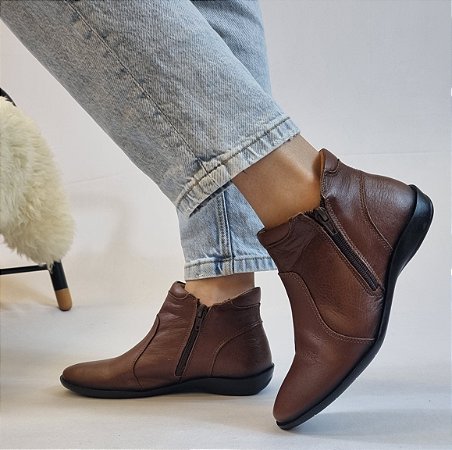 BOTA CONFORTO EM COURO BURNED 12012 MOGNO / FORRAÇÃO INTERNA EM MALHA CACHARREL ACETINADA / PALMILHA MAIS ALTA E MACIA / SOLADO ANTIDERRAPANTE EMBORRACHADO