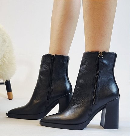 BOTA EM COURO 100555 PRETO / COM PLATAFORMA E SALTO GROSSO / FORRAÇÃO INTERNA EM MALHA CACHARREL ACETINADA / SOLADO ANTIDERRAPANTE