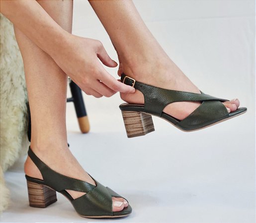 SANDÁLIA CONFORTO EM COURO 981954 VERDE MILITAR / SALTO GROSSO / FECHO TRASEIRO