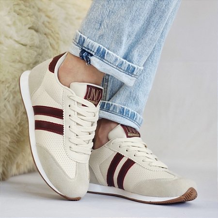 TÊNIS 9511 OFF WHITE / LISTRAS MARSALA / DETALHES EM SUEDE CINZA