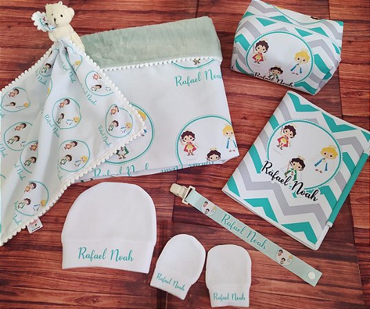 Kit Manta, Naninha Oxfordine com Microfibra, Touca, Luvinha, Prendedor , Caderneta e Farmacinha.