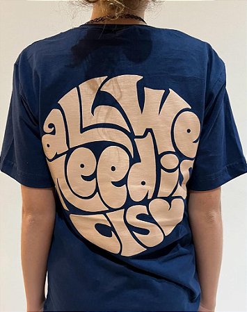 CAMISETA-ALL WE NEED (MARINHO/BEGE) ESTAMPA COSTAS