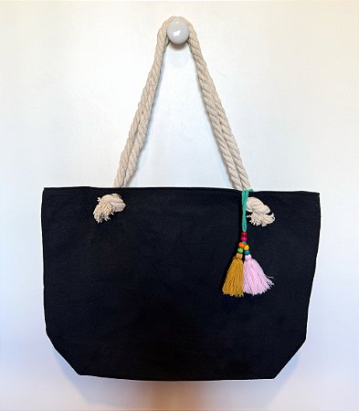 Bolsa preta de lona com alça de corda e ziper