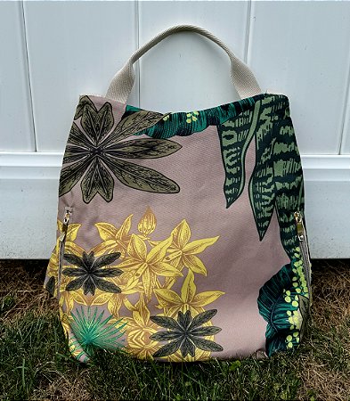 Mochila estilosa estampada com vários ziperes