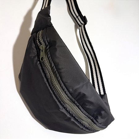 Pochete em nylon preta emborrachado e ziper verde militar