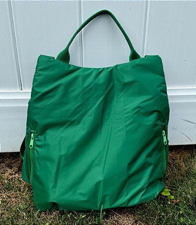 Mochila estilosa em nylon emborrachado com vários ziperes