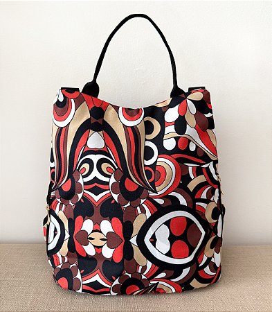 Mochila estilosa estampada com vários ziperes