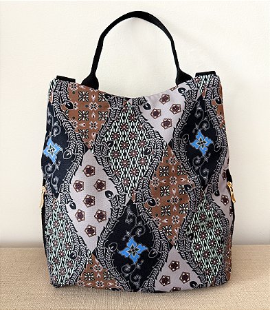 Mochila estilosa estampada com vários ziperes