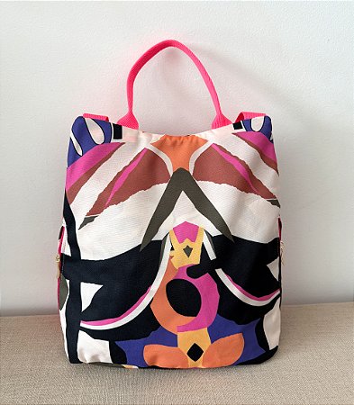 Mochila estilosa estampada com vários ziperes