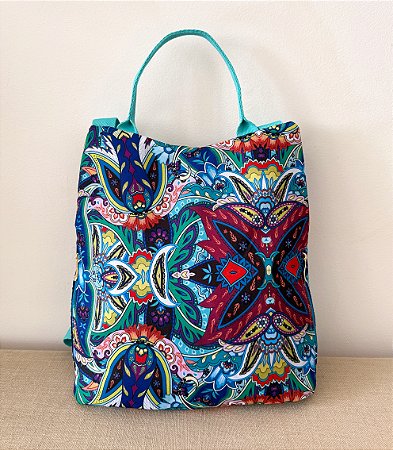 Mochila estilosa estampada com vários ziperes