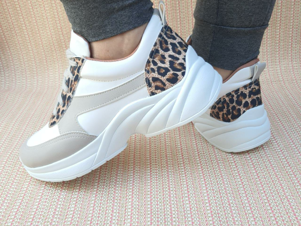 TÊNIS BRANCO E CINZA/ONÇA SOLADO ALTO TECIDO E NAPA - Daisa Calçados