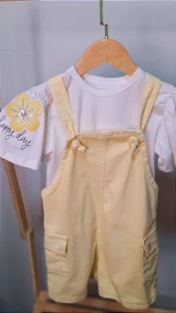 Jardineira + blusa bordada com brilho amarelo