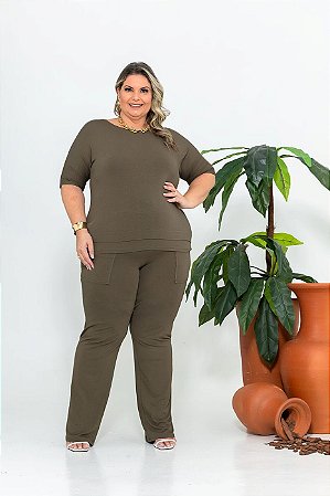- Conjunto Plus Size em Malha de Viscolycra Verde Oliva – Blusa com Manga Japonesa e Calça Reta