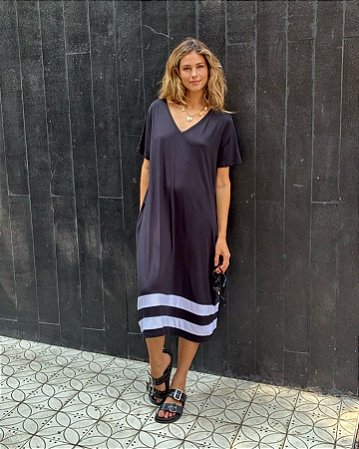 Vestido Plus Size Atemporal: Clássico Preto e Branco