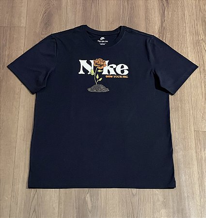 Camiseta Nike Sportswear Plant Preta