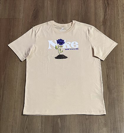 Camiseta Nike Sportswear Plant Creme