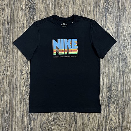 Camiseta Nike Sportswear 3D Color Preta