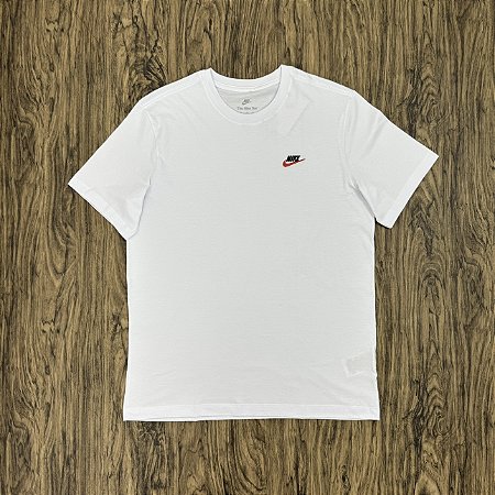Camiseta Nike Sportswear Club Branca/Vermelho/Preto