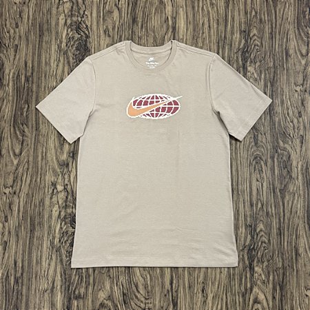Camiseta Nike Sportswear World 3D Marrom