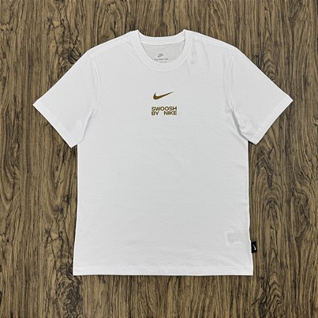 Camiseta Nike Swoosh By Nike Branco com Dourado