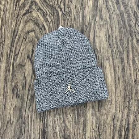 Gorro Nike Air Jordan Metal Logo Cinza