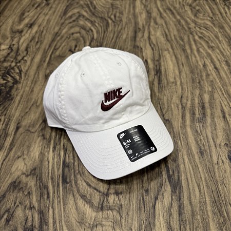 Boné Nike Club Branco com Vinho