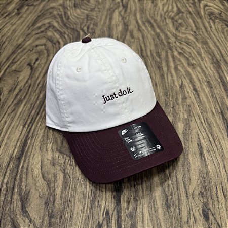 Boné Nike Just do It Branco com Vinho
