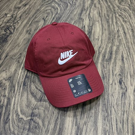 Boné Nike Club Vinho