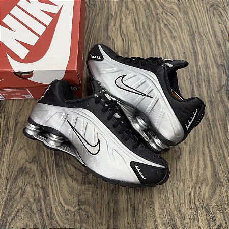Tênis Nike Shox R4 Metallic Silver