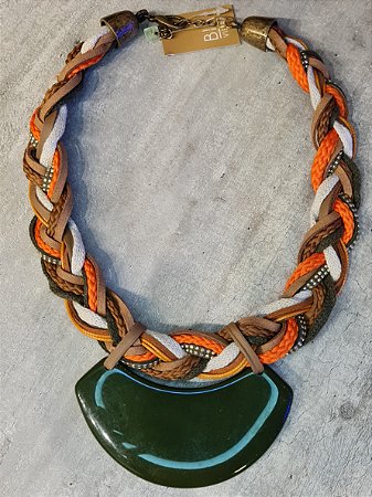 Colar Trança Resina