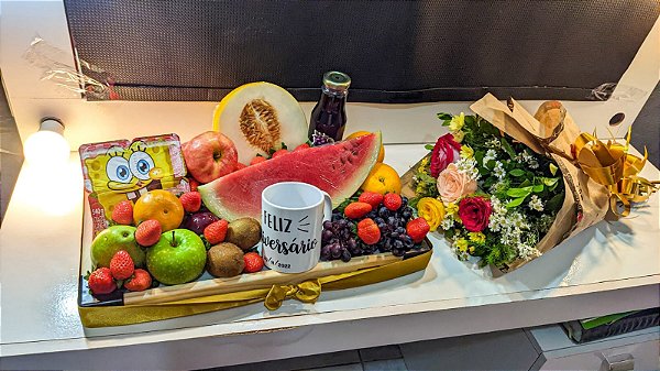 Cesta Café da Manhã saudável com Frutas "Feliz Aniversário"